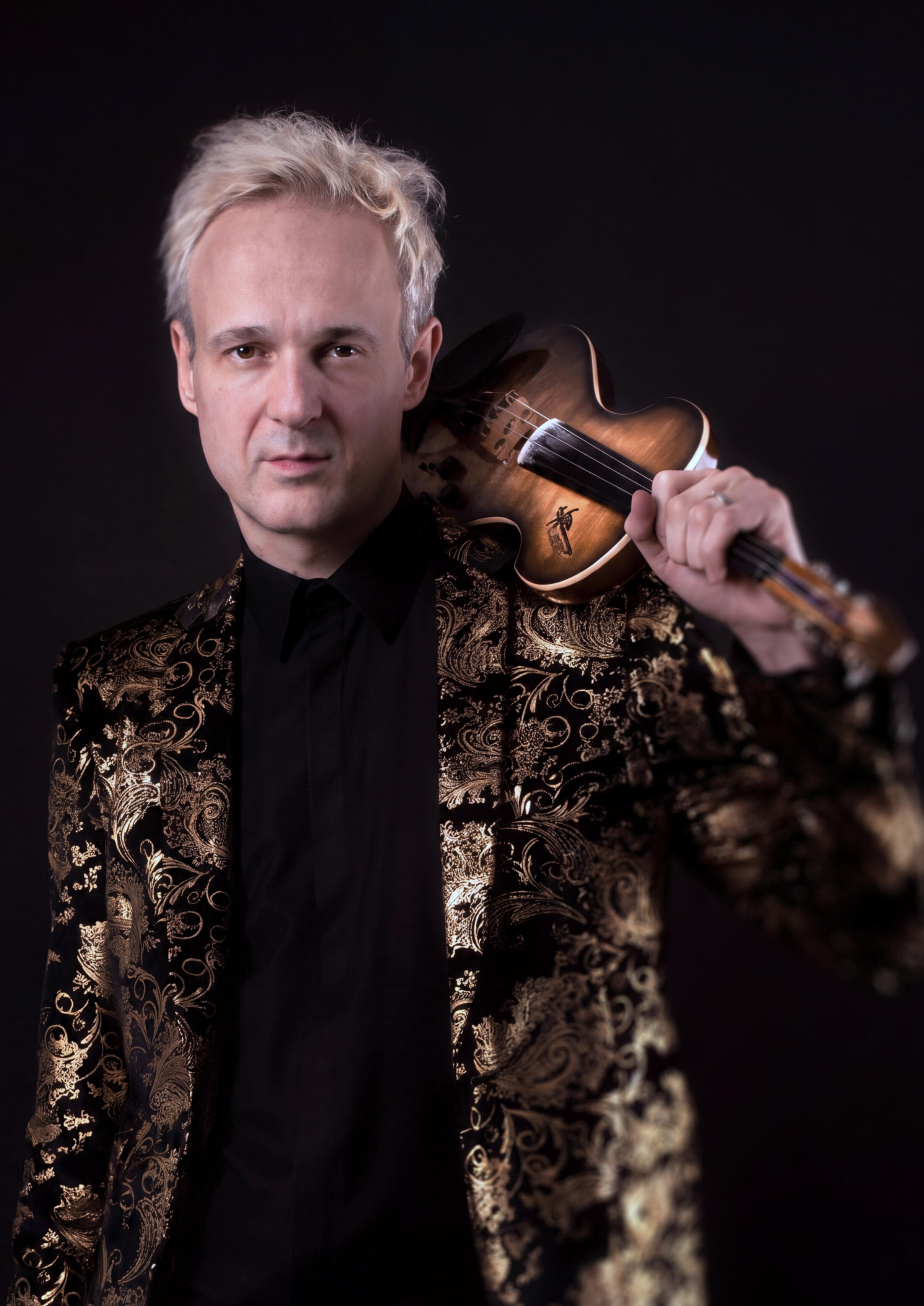 BIO Criss first set up and his electronic violin, recording the clip code69 in Paris
